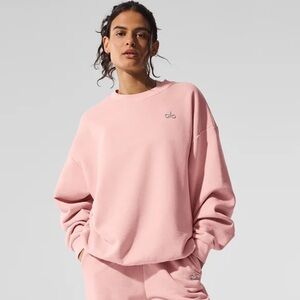 Alo accolade crewneck in ballet pink